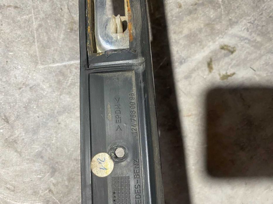 Планка бленда підсвітки номера з ущільнювачем Mercedes W124 1247580096