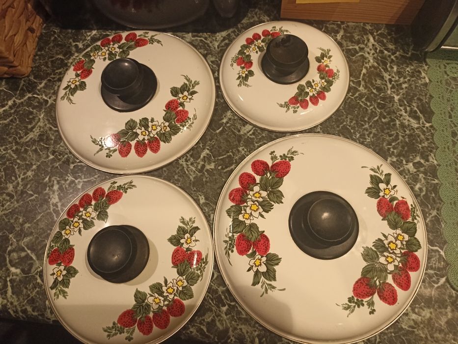 Pokrywki emaliowane używane 4 szt.