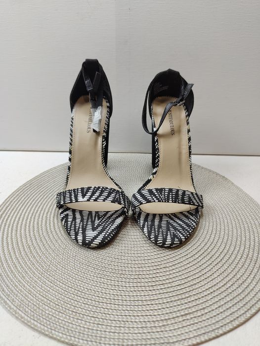 Nowe śliczne czarno białe sandałki na szerokim stabilnym słupku rozmia