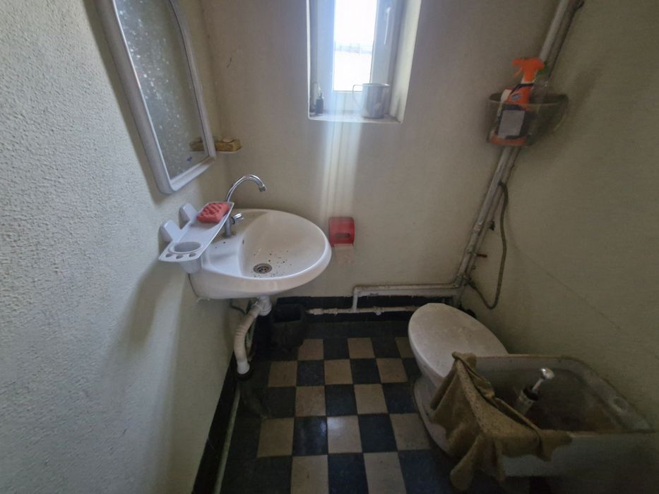 Крепкий жилой дом.