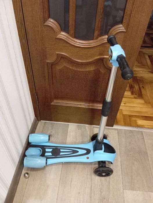 Самокат Scooter с музыкой и турбинами