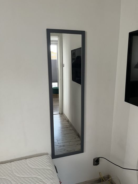 Lustro w szarej stulowej ramie wiszace do powieszenia na scianie