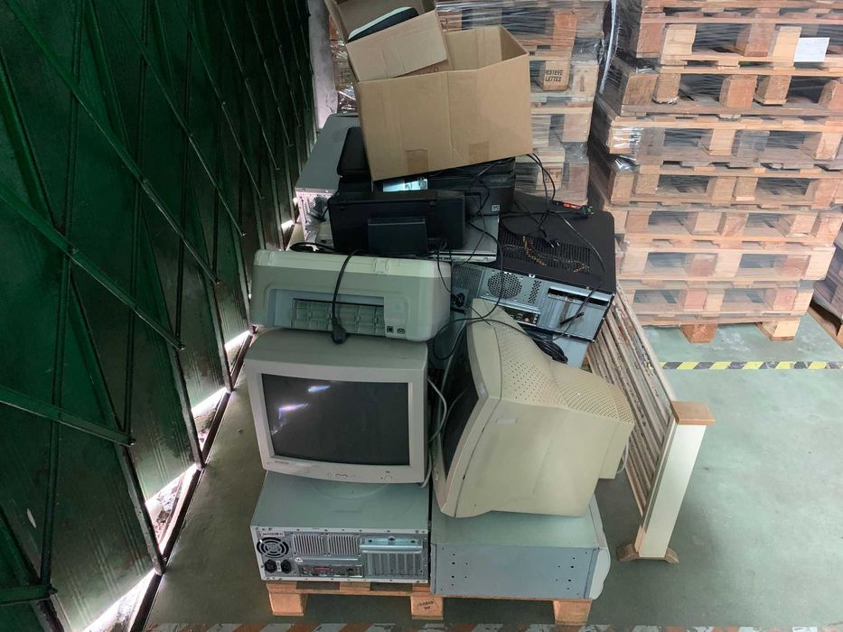 computadores e material informatico variado