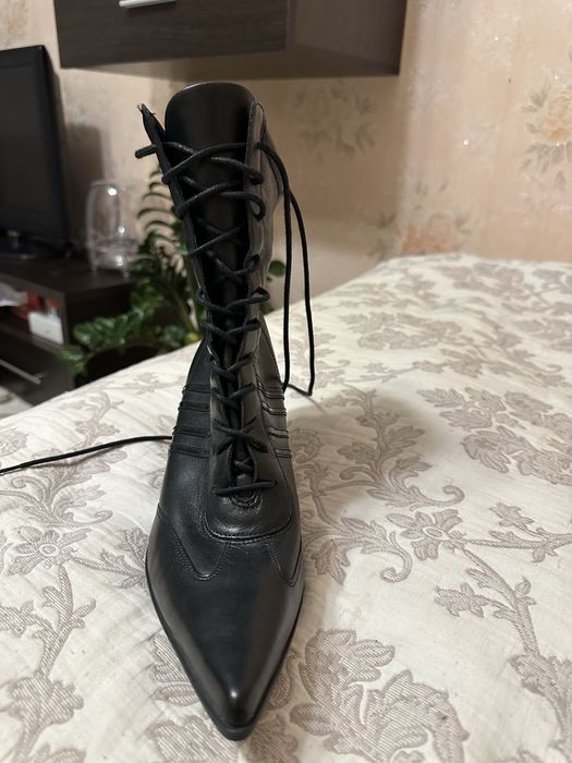 Жіночі ботильйони казаки чорні шкіряні з гострим носком на шнурівці