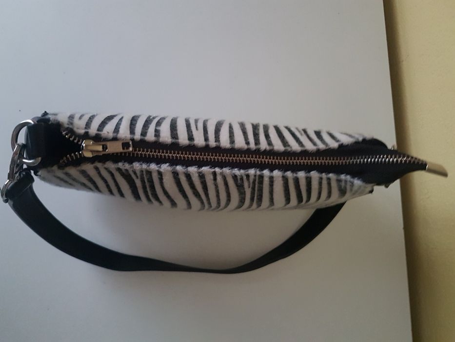 Torebka do ręki imitacja skóry zebry Cropp goth altrenativp