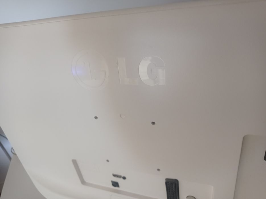 TV LED with White Background64171303334146124