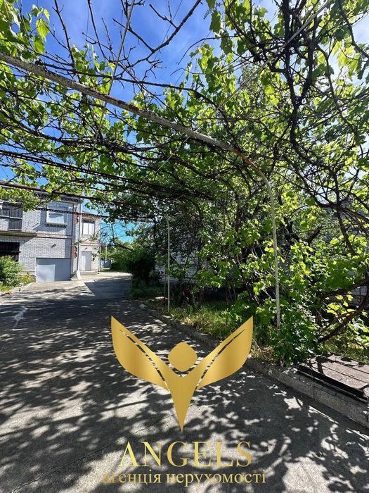 Продаж двоповерхового будинку із трьома гаражами та -1 поверхом