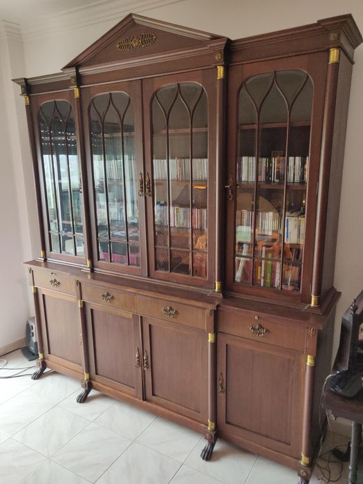 Móvel de Sala Clássico em Madeira com Vitrine