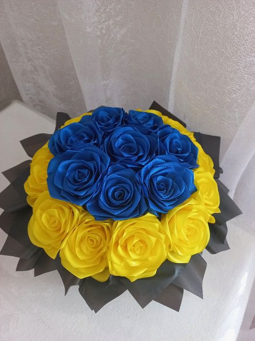 Квіти з атласної стрічки.