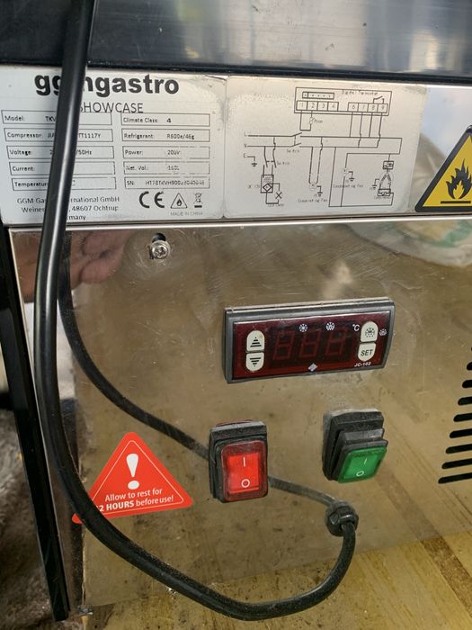 Vitrine a quente e frio ventilada com duas prateleiras com 88,50 cm de comprimento 0,56 cm de largura e 71,50 cm de altura