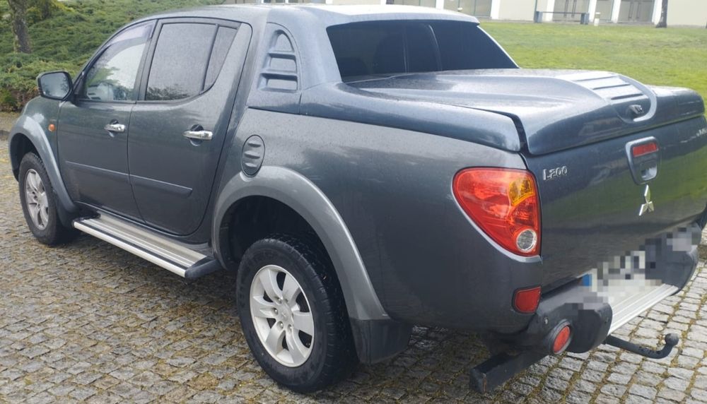 Mitsubishi l200 4x4 de 2006  2.5d
Em óptimo estado nunca fez todo o terreno, de dono muito cuidadoso 
Com todos os extras 
Bancos em pele
Ar condicion