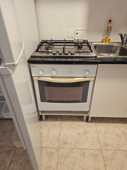 Cama, Geladeira, fogão, armario.