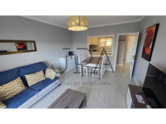 AF-T1-530-Monte Gordo com estacionamento exterior no parque .