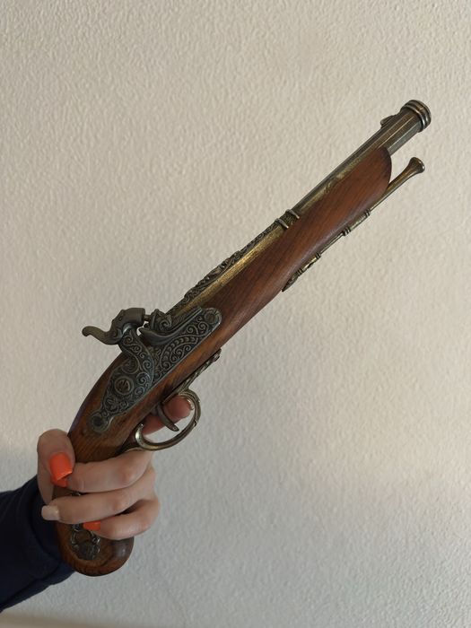 Replica decorativa de pederneira em madeira e metal, estilo antigo