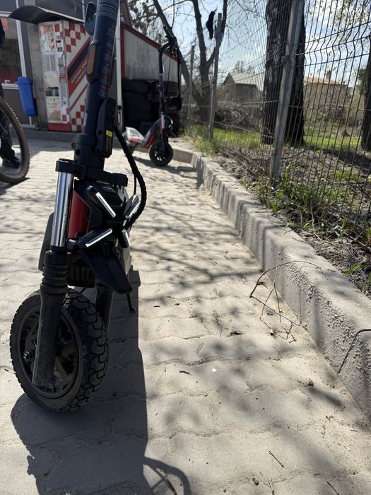 Продам електросамокат Ninebot zt 3 pro e