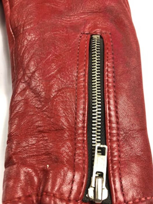 Czerwona damska skórzana kurtka motocyklówka z długim rękawem