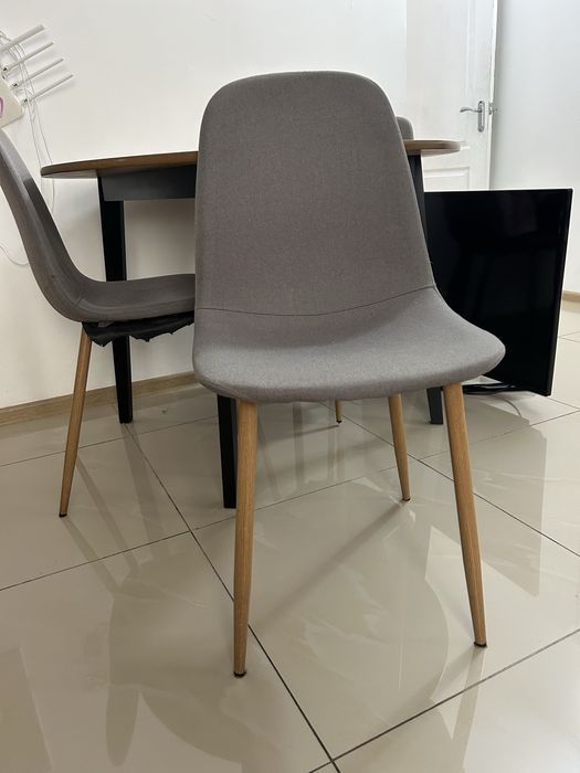 Круглий стіл на кухню зі стільцями