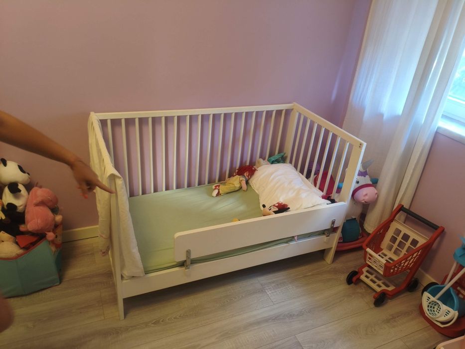 Berço ou cama de bebé com proteção, colchão edredom e roupa de cama