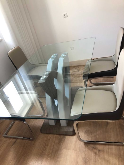 Conjunto de sala de jantar ,Mesa e 4 cadeiras.Como Novo.