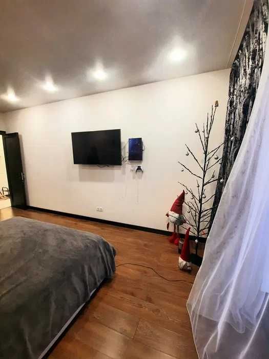 Продаю 2-к квартиру метро Защитников Украины, ЖК Искринский