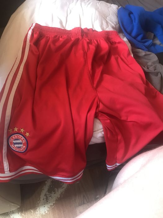czerwone spodenki bayernu