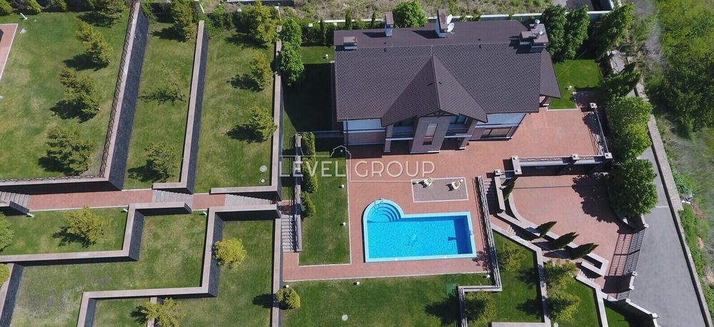 Лісники, статусний будинок в містечку, басейн, автономність