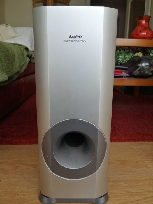 Subwoofer Sanyo com 6 colunas.