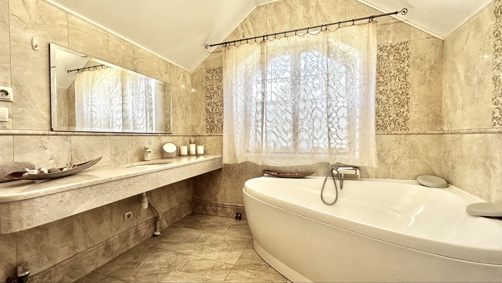 Продаж еко будинку з власним озером та соснами на території