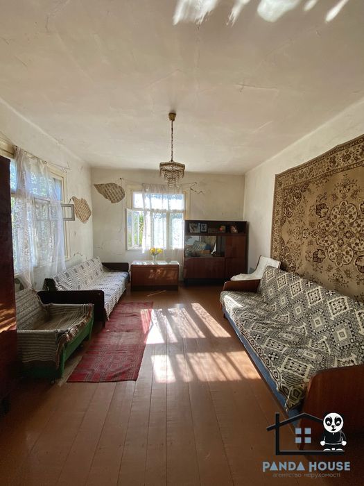 Продається будинок у затишному районі.