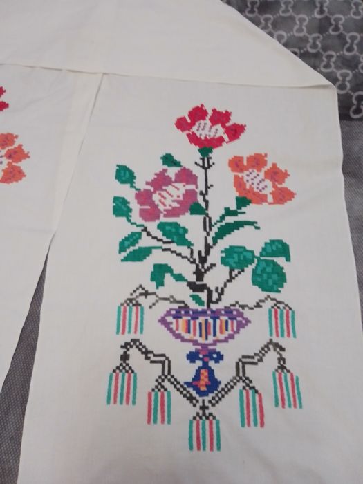 Яскраво вишитий рушник.