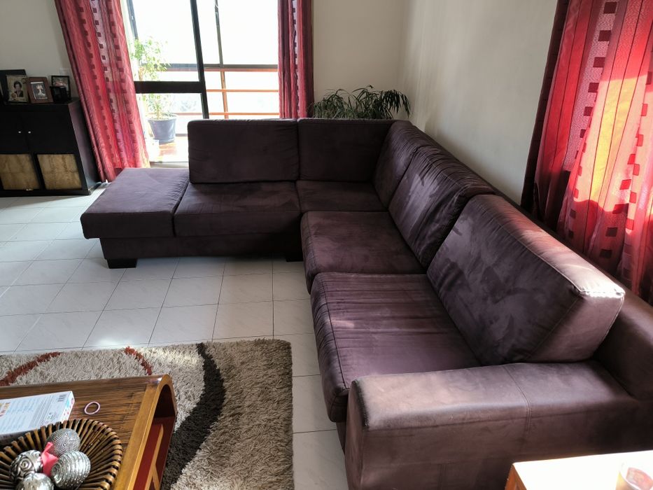 Sofá de canto com chaise lateral marca Stoffus