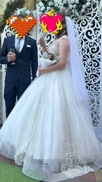 Весільна сукня та туфлі