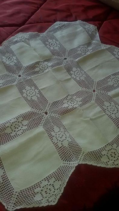 Toalha de chá em linho e renda croché com 78cm /78cm