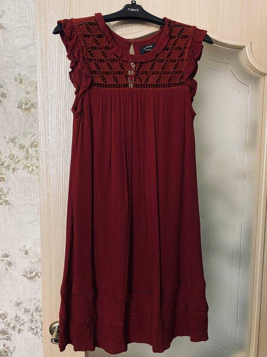 Сукня німецька нарядна святкова з ажурною вставкою вишивка рюші бордо