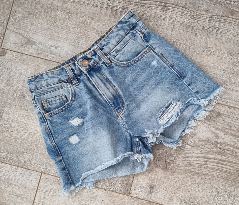 Spodenki jasne z przetarciami