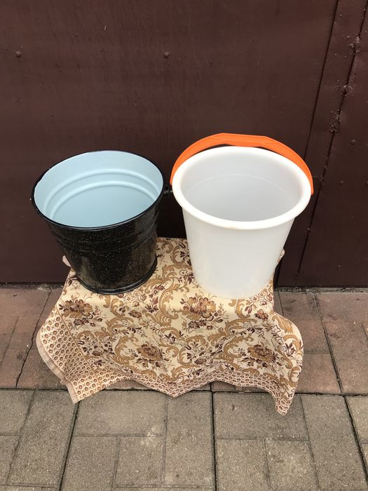 Емаліроване та пластикове відра ємкістю по 8 л кожне.