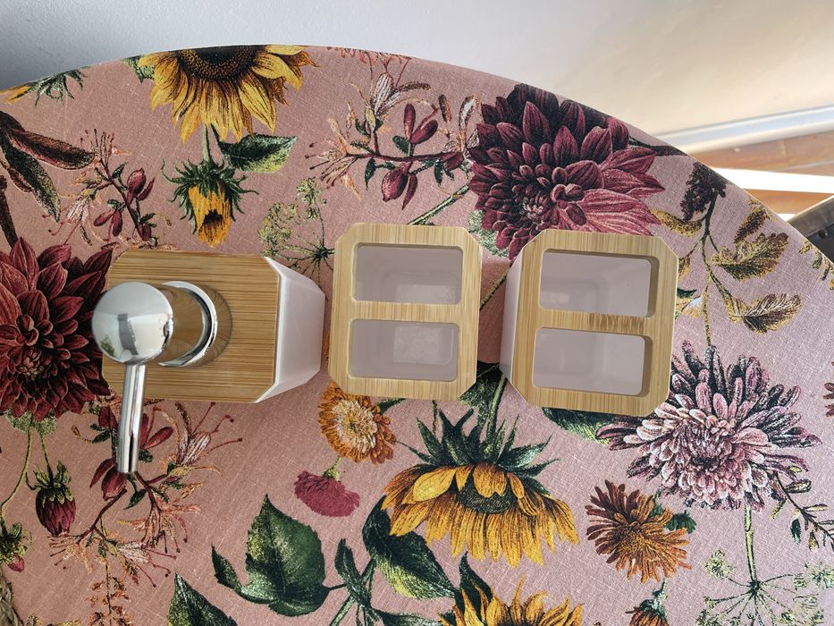 Zestaw łazienkowy dozownik na mydło i kubki Sinsay plastik +  bambus