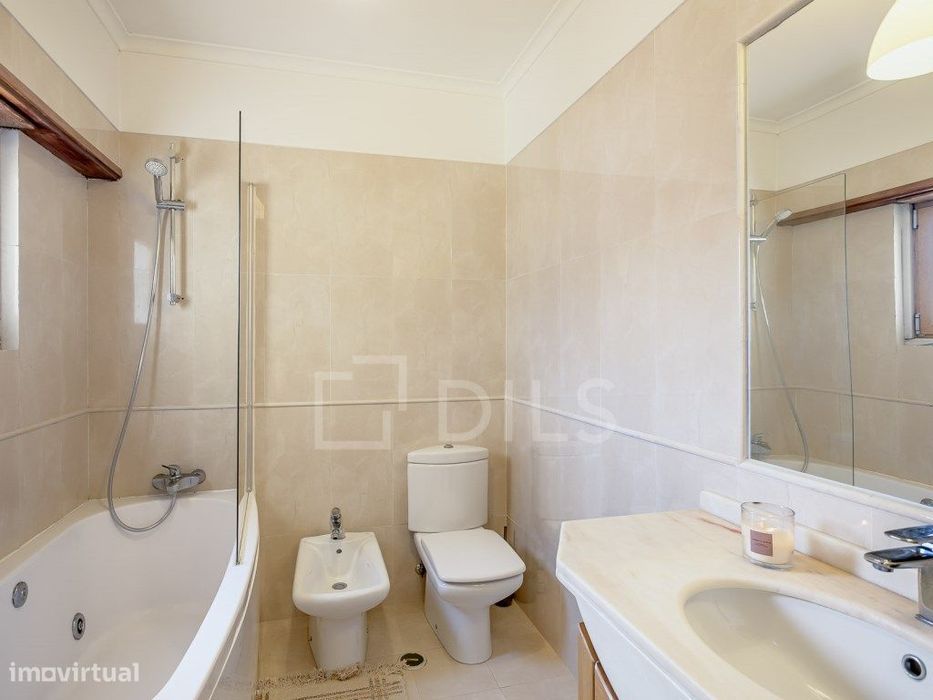Moradia T4+1 em Cascais, com jardim privativo e piscina em condomínio