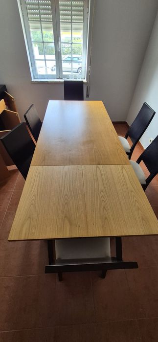 Mesa extensível fabricada em Paços de Ferreira,  de madeira maciça