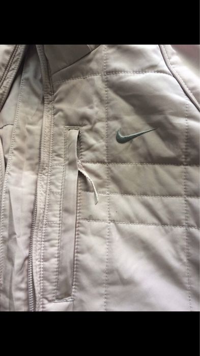Różowa kurtka z kapturem NIKE.