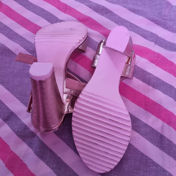 Яскраві босоніжки