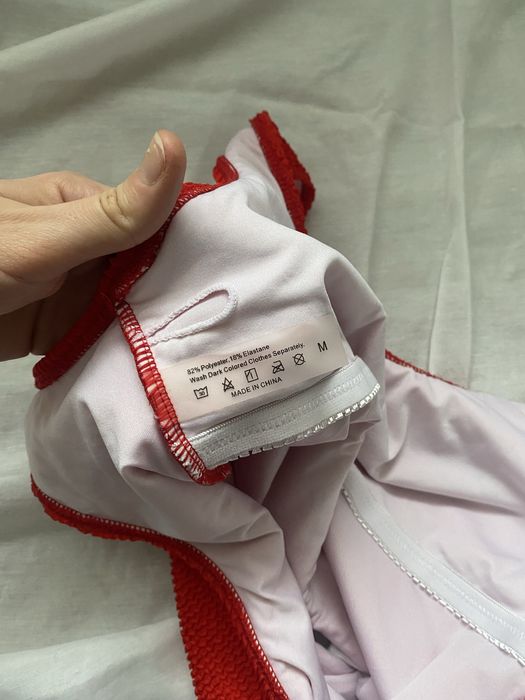 Червоний купальник жатка