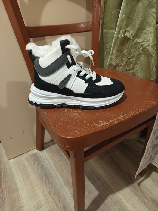 Зимові кросівки жіночі. Розмір 38