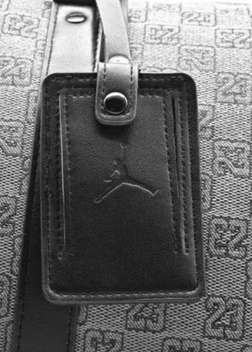 Спортивна сумка через плече Jordan Duffle Monogram у темно-сірому кольорі.