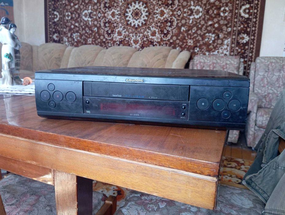 Відеомагнітофон Grundig