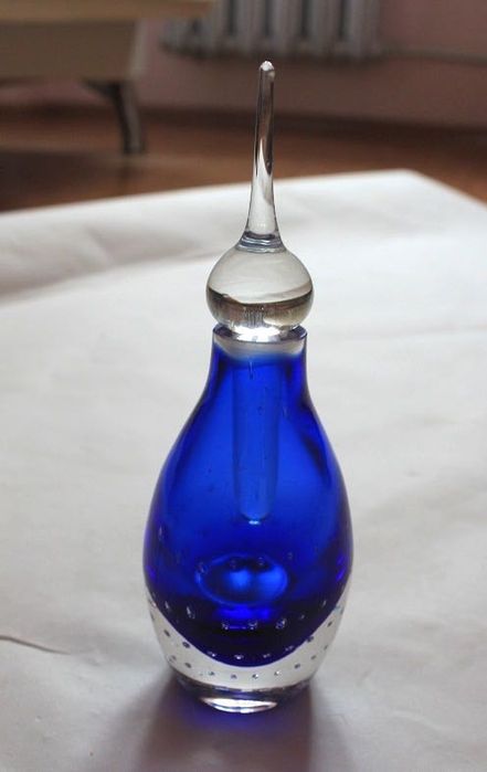 Niebieski flakon na perfumy butelka guerlain kryształ