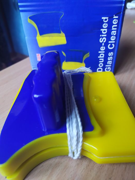 Магнитная щетка для окон