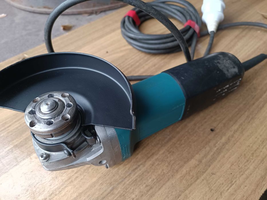 Болгарка (угловая шлифмашина) Makita 9558NB