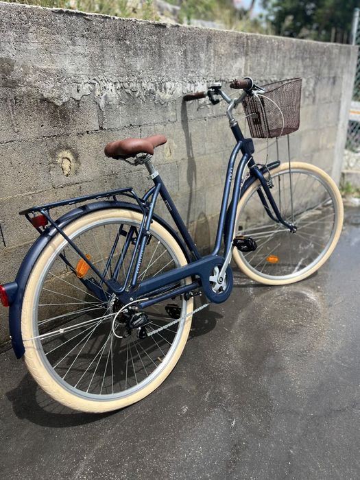 Bicicleta Decathlon Elops 120 com cesto e porta-bagagens