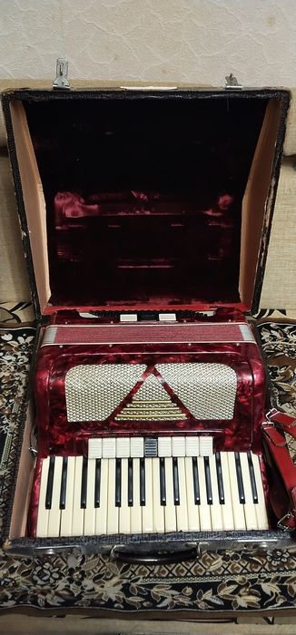 Німецький 3/4 акордеон,9+3 регістра.